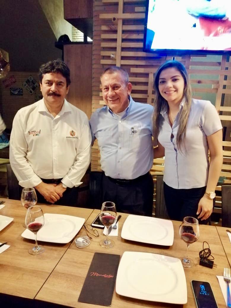 El Gobernador del Huila, Carlos Julio González Villa, el cumpleañero y Ángela Rocío Ortiz, Asistente Financiera de Gerencia de Coomotor.